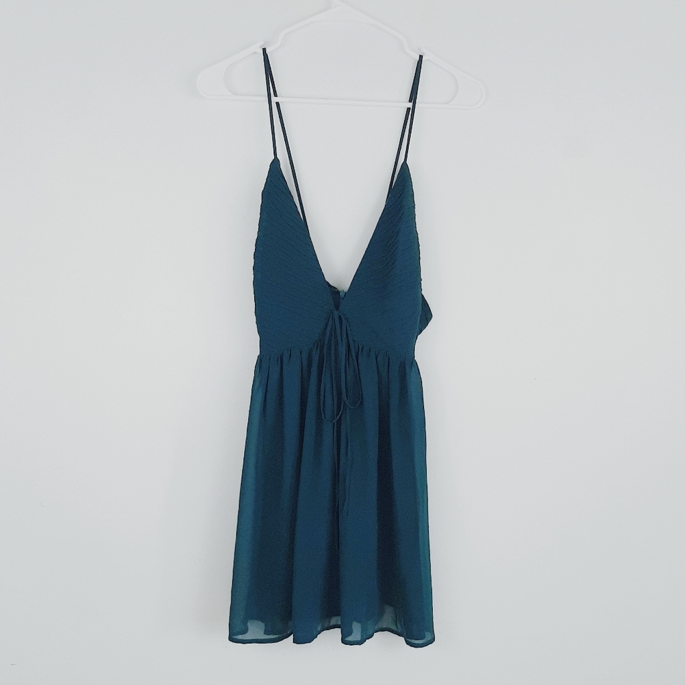 Lulu's emerald green deep v formal dress